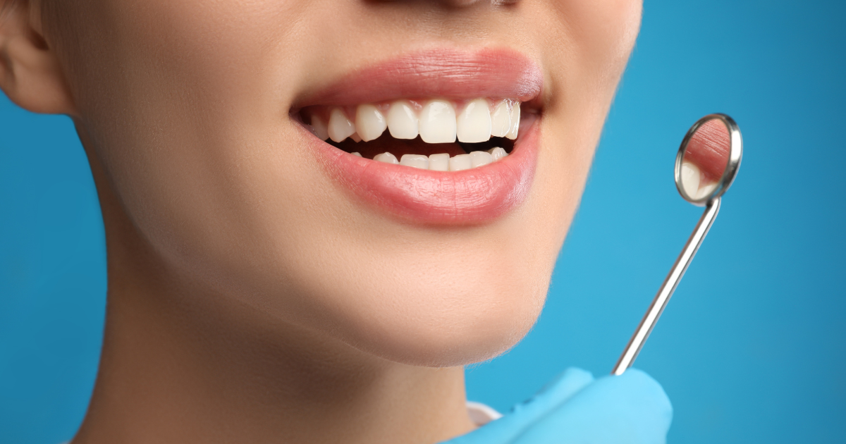 歯科検診の重要性を示すために口腔トラブルのない綺麗な歯並びの口元と歯科器具のイメージ