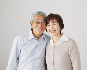義歯が必要になりやすい初老の男女のイメージ